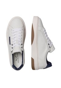 Sneakers bianchi in pelle forata con dettagli in blu navy e lacci bianchi. Suola in gomma spessa con dettagli testurizzati e marchio all'interno.