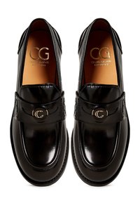 Paire de mocassins en cuir noir poli avec logo "CG" doré sur la lanière et semelles intérieures couleur tan estampillées "Cesare Gaspari Barcelona".