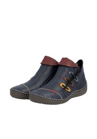 Bottes chevilles en cuir bleu avec un col brun, des lacets contrastants en jaune, bleu et brun, et une semelle en caoutchouc texturée avec des détails de couture.