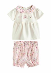 Haut en coton blanc avec un col floral rose et des papillons brodés. Short rose avec un motif floral et une taille élastique.