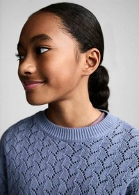 Helle lila gestrickte Sweater mit einem strukturierten Muster, rundem Ausschnitt und gerippten Bündchen; über einem dunkler gefärbten Top getragen.