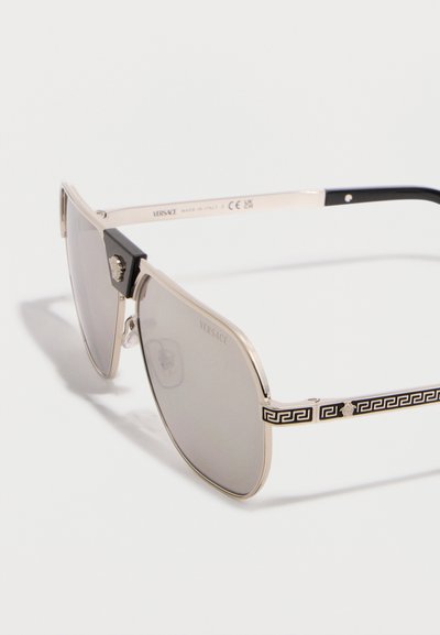 Γυαλιά ηλίου Versace με χρυσή κορνίζα, φακούς σε γκρι απόχρωση, μαύρους και χρυσούς σχεδιασμένους βραχίονες και διακοσμητικά με το λογότυπο της Μέδουσας στο πλαίσιο και στις πλευρές.