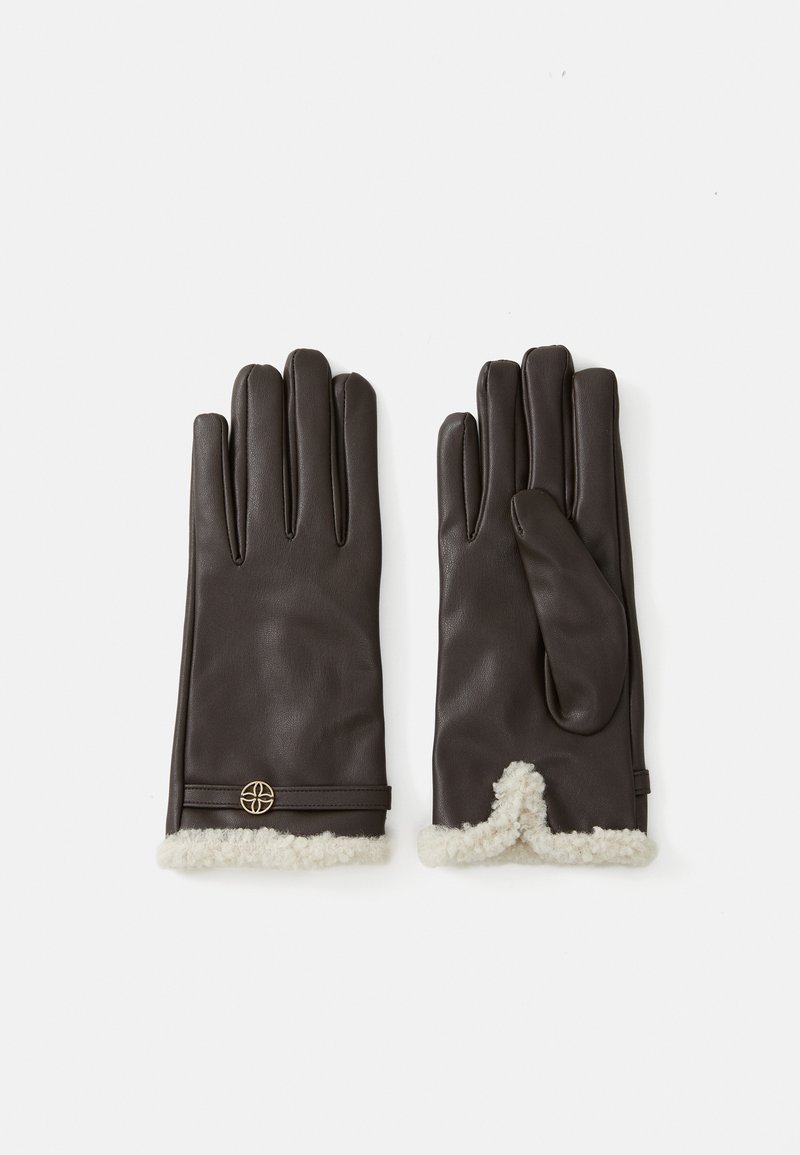 Καφέ δερμάτινα γάντια με απαλό κρεμ ψεύτικο γούνινο φόδρας στους καρπούς, διακοσμημένα με μια κυκλική χρυσή μεταλλική λεπτομέρεια.