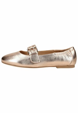 Zapato plano de color oro rosa metálico, con punta redonda y una amplia correa con hebilla en la parte superior, detalle elástico en el talón y suela plana.