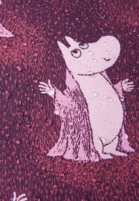 Rosa tyg med en texturerad, lila bakgrund som har en tecknad karaktär. Vattendroppar syns på ytan och framhäver materialet.