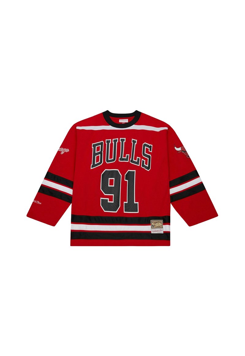Rotes Trikot mit "BULLS" und "91" in Schwarz. Entworfen mit langen Ärmeln, horizontalen weißen und schwarzen Streifen und einem Logo-Patch am Saum.