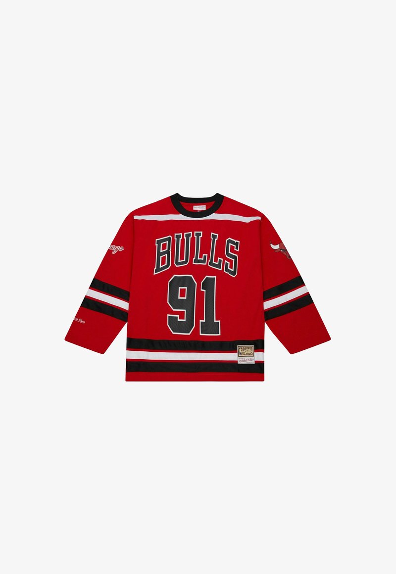 Rotes Trikot mit "BULLS" und "91" in Schwarz. Entworfen mit langen Ärmeln, horizontalen weißen und schwarzen Streifen und einem Logo-Patch am Saum.