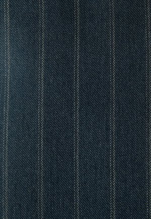 Tissu en denim présentant des rayures bleu foncé et claires, avec une texture en toile sergée, exhibant un éclat subtil et une surface lisse.
