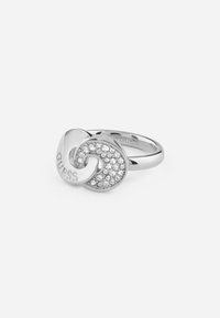 Anello in argento con design intrecciato, arricchitto da cristalli trasparenti su un lato e inciso con "GUESS" sull'altro. Finitura liscia.