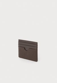 Portofel de carduri din piele maronie, cu o suprafață texturată, având patru sloturi pentru carduri și un compartiment central; design compact și rectangular.