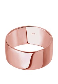 Anello in oro rosa, superficie liscia e lucidata, banda larga, bordi arrotondati, inciso con "925" che indica il contenuto di argento sterling.