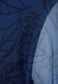 Blauer Netzstoff mit einem floralen Muster in dunkleren Farbtönen. Die Textur wirkt leicht und zeichnet sich durch ein hexagonales Gewebemuster aus.