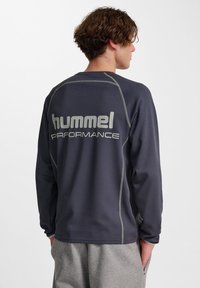 Langarm-Sportshirt in Dunkelgrau mit strukturiertem Stoff, hellgrauen Akzenten und "hummel PERFORMANCE" auf dem Rücken bedruckt.