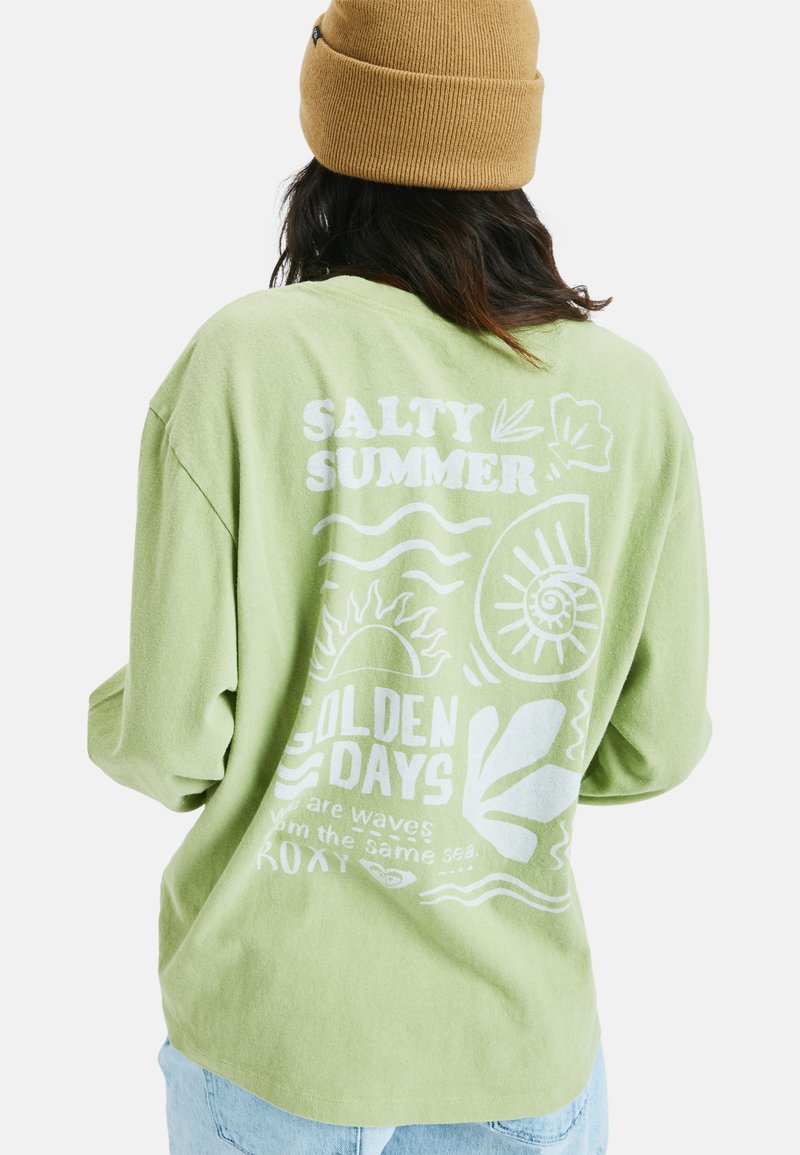 Zielona koszula z długim rękawem, wykonana z miękkiego materiału, z białym graficznym napisem i tropikalnymi wzorami, w tym falami i liśćmi na plecach.