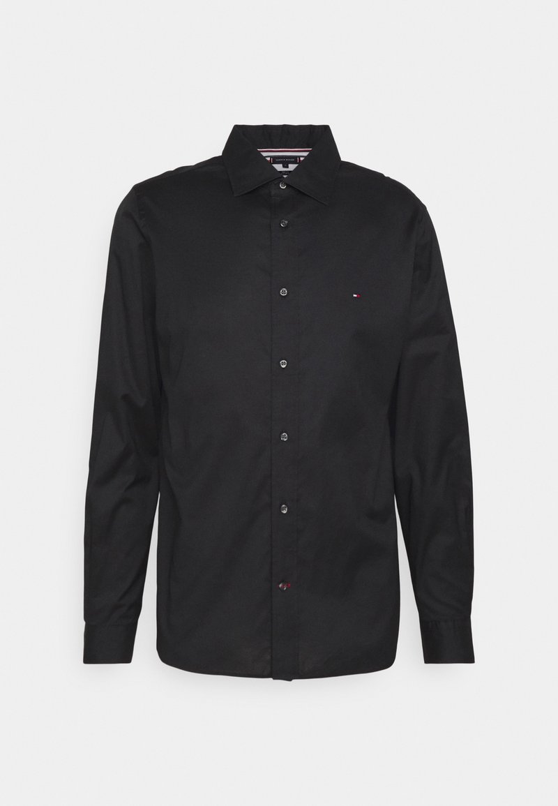 Czarna, długosmykowa koszula z gładkiej bawełny. Posiada kołnierzyk zapinany na guziki, guziki z przodu oraz małe logo wyszyte na klatce piersiowej.