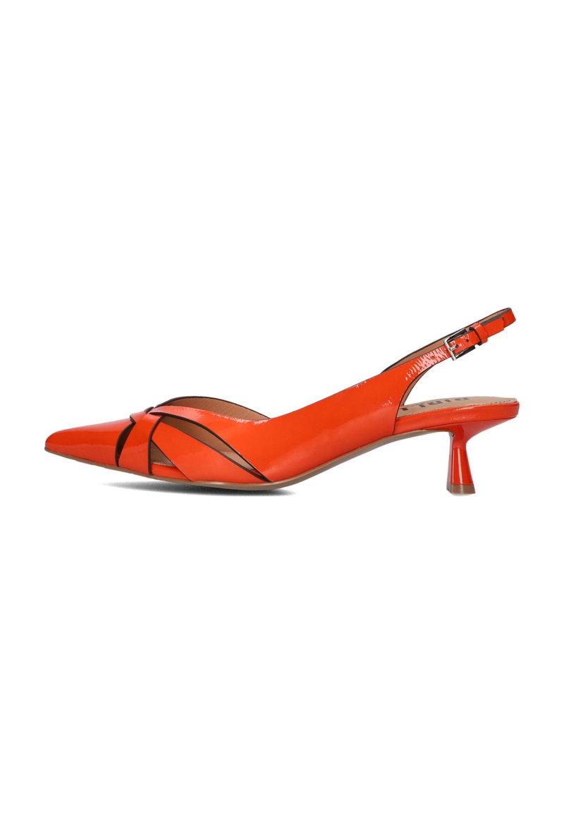 Scarpa slingback in vernice rossa con punta appuntita, caratterizzata da un design con accento nero e un tacco a kitten corto.