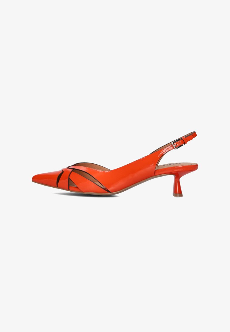 Scarpa slingback in vernice rossa con punta appuntita, caratterizzata da un design con accento nero e un tacco a kitten corto.