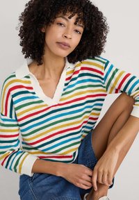 Pull en tricot rayé avec un col en V et col blanc ; présente des rayures horizontales bleues, vertes, rouges et jaunes ; texture douce.