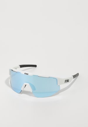 Sports solbriller med hvit ramme, svarte detaljer og blå reflekterende linser. Har innpakningsdesign og bro-utskjæring.