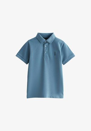 Polo shirt azzurro chiaro realizzato in tessuto morbido, con colletto classico, tre bottoni e un piccolo logo di aragosta scuro sul petto.