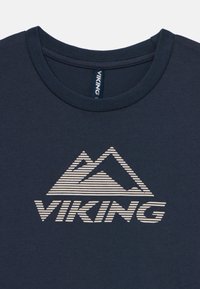Tamsiai mėlynas medvilninis marškinėliai su baltomis dryžuotomis kalnų grafikomis ir žodžiu "VIKING" apačioje, su apvalia iškirpte ir trumpomis rankovėmis.