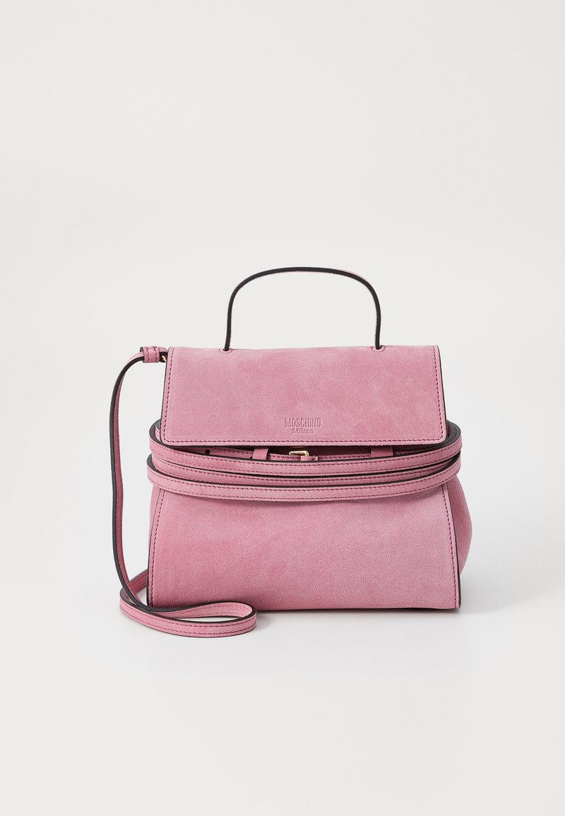 Rozā zamšādas soma ar noņemamu plecu siksnu, augšējo rokturi, priekšējo atloku un melnu apdari. Iespējo zelta sprādzi un ar rāvējslēdzēju aizveramu nodalījumu.