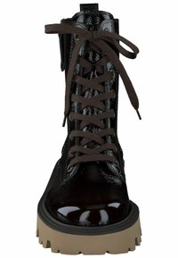 Černá boty na lékařskou službu z lakované kůže s hnědými tkaničkami a robustní béžovou podrážkou, s hladkým, lesklým povrchem a designem se špičkou.