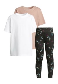 Trojdílny outfit obsahuje biele tričko, svetloružové tričko a čierne legíny s kvetinovým vzorom v modrej, zelenej a ružovej farbe.