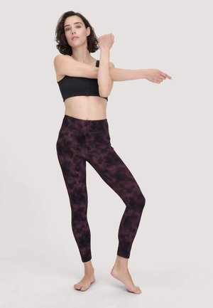 Schwarzer Sport-BH mit lila Batik-Leggings, dehnbarem Stoff, hoher Taille, glatter Textur, figurbetontem Design und knöchellanger Passform.