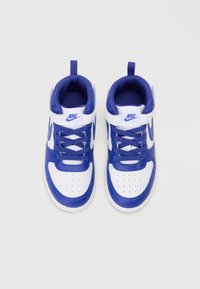 Sapatilhas Nike com um design de cano alto, apresentando um cabedal sintético azul e detalhes em couro branco. Inclui atacadores e um colarinho acolchoado.