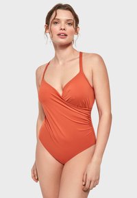 Bañador de una sola pieza en naranja quemado, con escote en V, detalles fruncidos y tirantes delgados ajustables. Textura de tela suave y elástica.