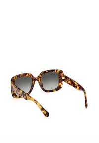 Firkantede solbriller med mørke graduerede linser og brune stel og stænger med skildpaddeprint.