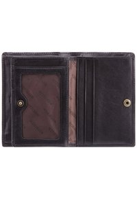 Portafoglio in pelle nera con uno scomparto per l'ID trasparente, più scomparti per carte e una chiusura a scatto. Interno foderato in tessuto marrone, contrassegnato con un logo del marchio.