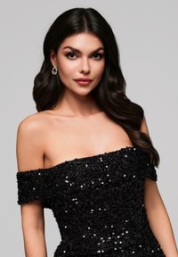 Abito nero con paillettes a spalle scoperte e una silhouette aderente. Presenta paillettes lucide e una texture morbida, completato da orecchini a goccia.