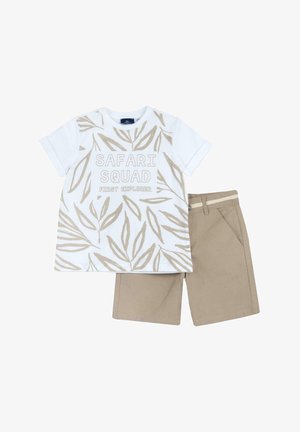 T-shirt blanc à manches courtes avec un motif de feuilles beiges et le texte "SAFARI SQUAD PREMIER EXPLORATEUR", associé à des shorts beiges avec des poches.