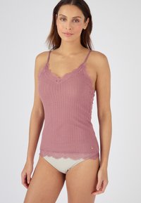 Camisole ribbed in lavanda con pizzo lungo il colletto e l'orlo, con spalline regolabili e un design aderente.