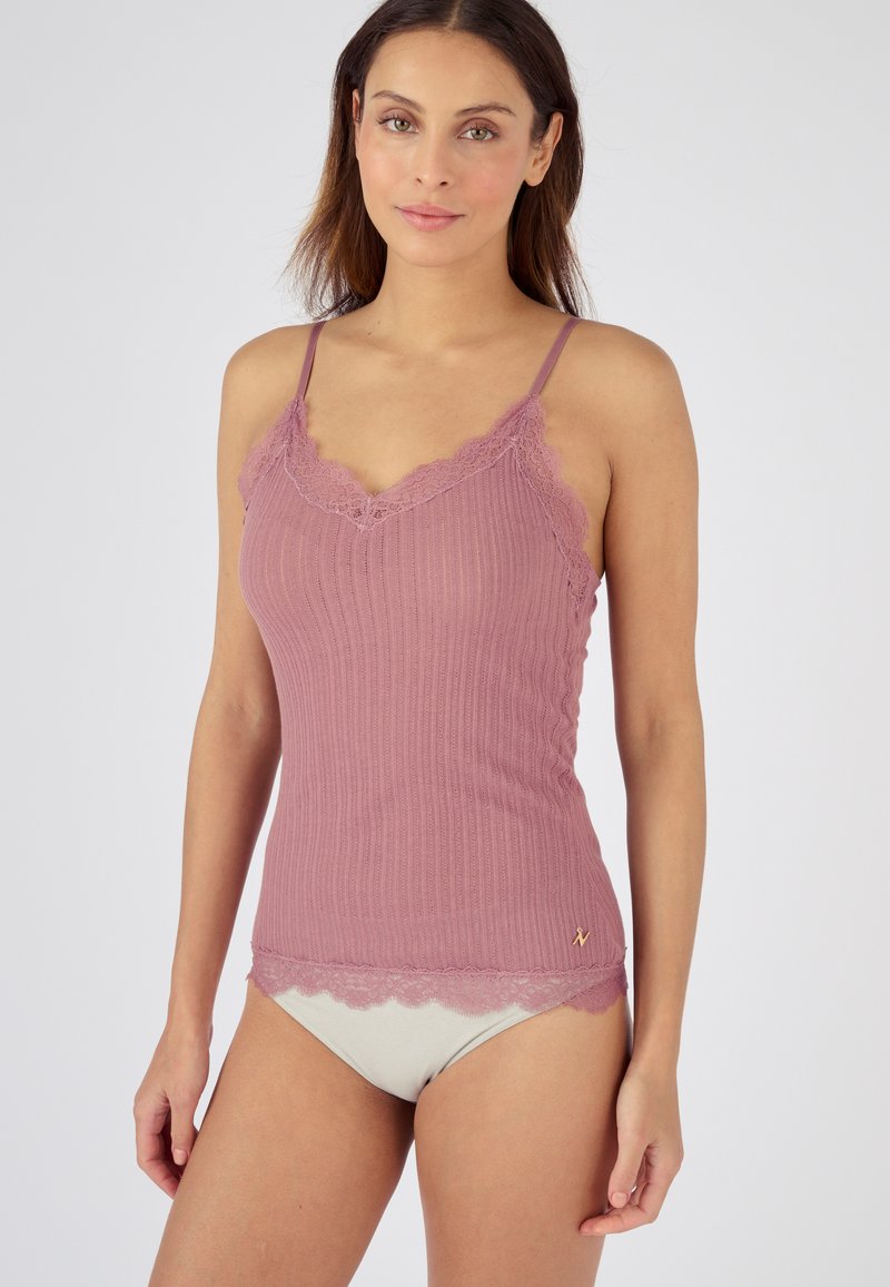 Camisole ribbed in lavanda con pizzo lungo il colletto e l'orlo, con spalline regolabili e un design aderente.