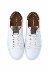 Baskets en cuir blanc avec un capuchon de talon gris texturé, des accents marron contrastants et des lacets plats. Logo de la marque affiché sur la languette.