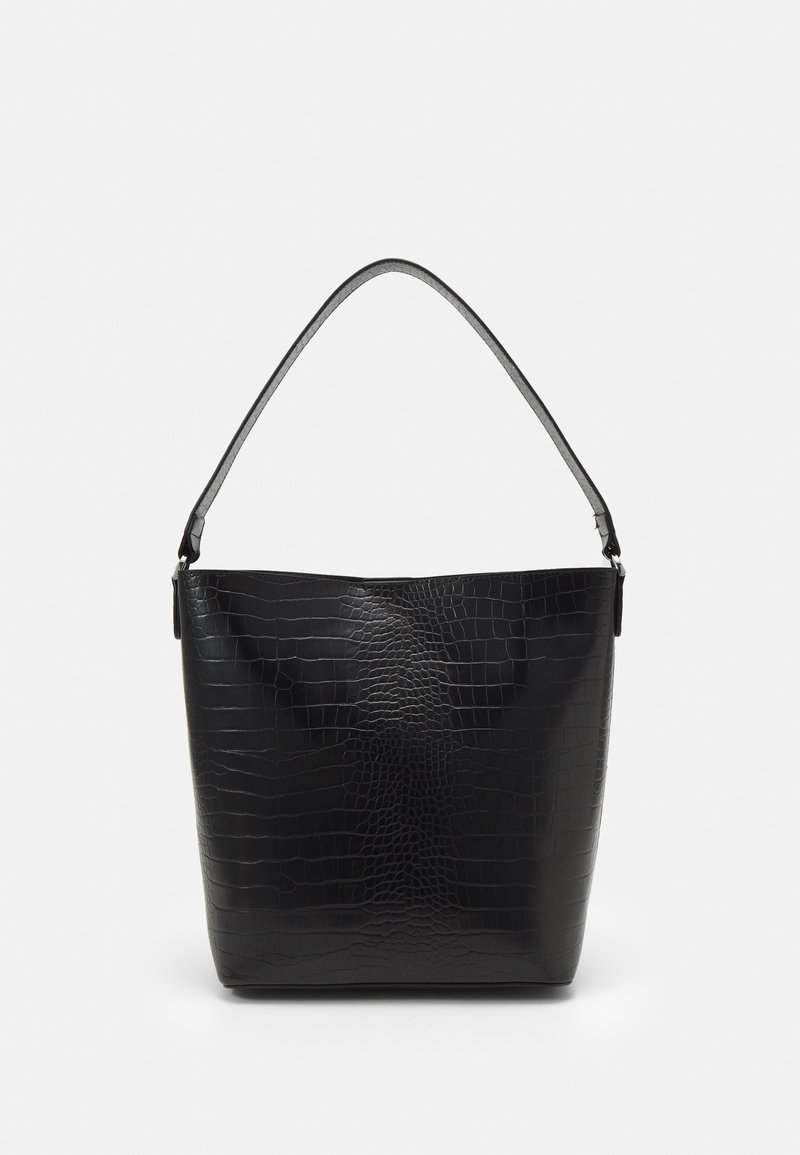 Sac à main en cuir noir gaufré crocodile avec une poignée incurvée, présentant une texture lisse et un design simple et dépouillé.