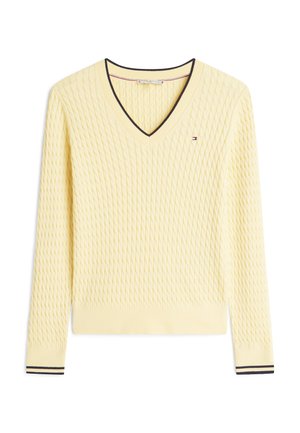 Gele gebreide trui met een V-hals, een gestructureerd ruitpatroon en contrasterende zwart-witte strepen op de manchetten. Klein logodetail op de borst.