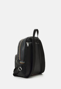 Schwarzer Leder-Rucksack mit seitlichem Reißverschluss, dekorativer mehrfarbiger Stickerei, verstellbarem Riemen und einem oberen Griff. Strukturierte Oberfläche.