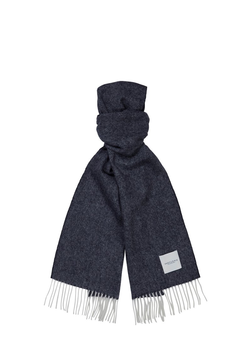 Mörkblå scarf i mjukt tyg, med ett subtilt mönster, fransade kanter och en rektangulär etikett på ena sidan.
