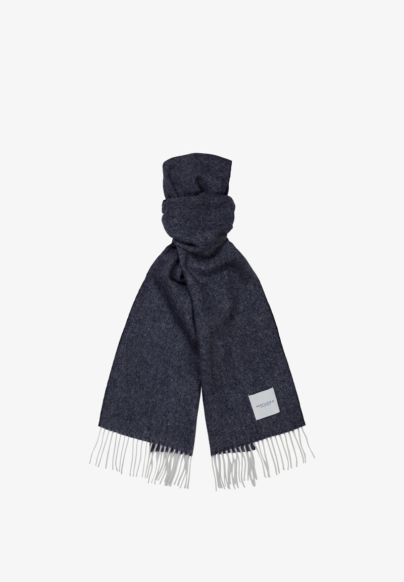 Mörkblå scarf i mjukt tyg, med ett subtilt mönster, fransade kanter och en rektangulär etikett på ena sidan.