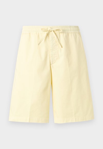 Φωτεινά κίτρινα σορτς μέχρι το γόνατο με ελαστική μέση και κορδόνι στο μπροστινό μέρος, παρουσιασμένα σε απλό φωτεινό φόντο.