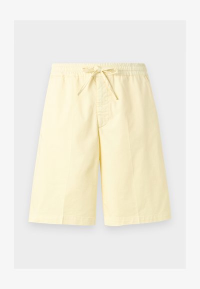 Φωτεινά κίτρινα σορτς μέχρι το γόνατο με ελαστική μέση και κορδόνι στο μπροστινό μέρος, παρουσιασμένα σε απλό φωτεινό φόντο.