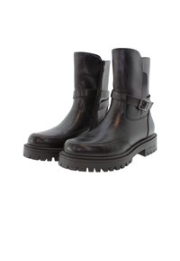 Botas de tobillo de cuero negro con un acabado suave, cremallera lateral, tirador decorativo con hebilla y suela de goma texturizada.