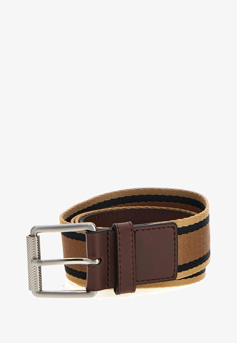 Kanvasz öv barna bőrkiegészítőkkel, fekete csíkokkal. Ezüst színű fémbúra texturált felülettel. Szélessége körülbelül 3 cm.