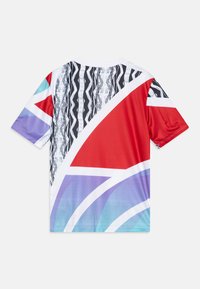 Kortermet skjorte med en blanding av røde, svarte og flerfargede geometriske mønstre. Stoffet er glatt med et lett design.