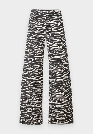 Pantalones de pierna ancha con un patrón de rayas de cebra en negro y crema. Hechos de una tela texturizada con una cinturilla clásica y bolsillos delanteros.