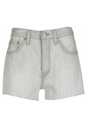 Lysegrå denimshorts med forreste knap, lynlås, bæltestropper og kobbernitter på lommerne, med en udskåret hak på den forreste kant.